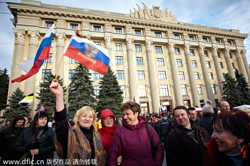 Pro-Russian demonstrators announce Kharkov's independence