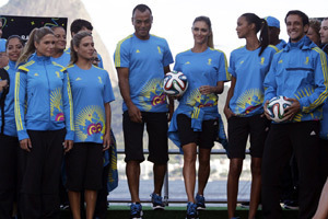 Biden, Kerry unveil World Cup trophy in Washington