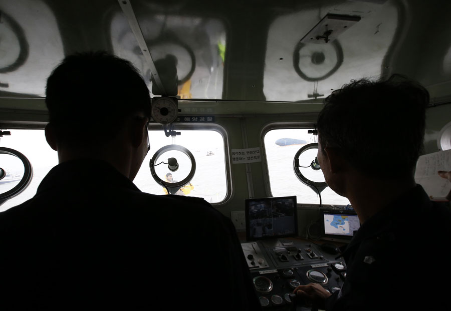 Search resumes for missing passengers on S.Korea ferry