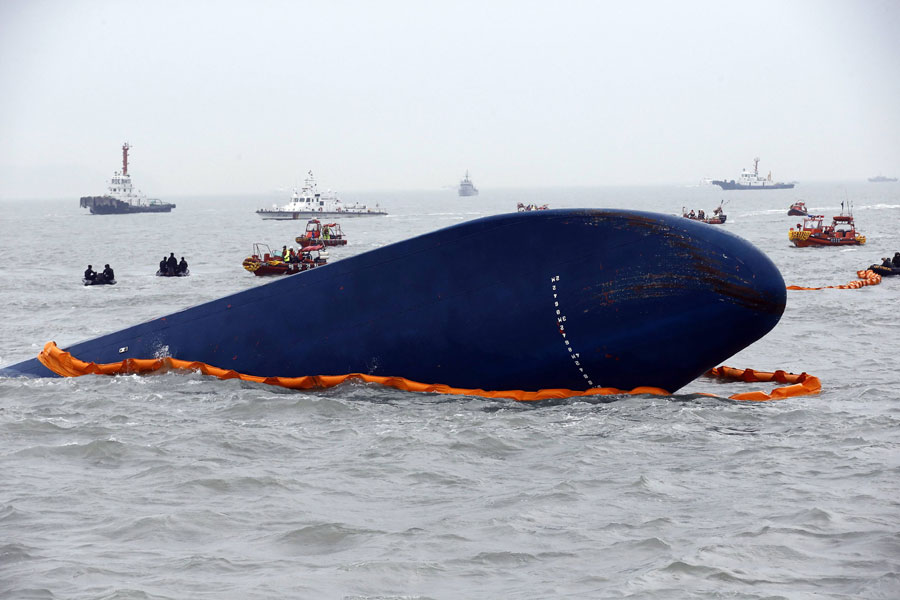 Search resumes for missing passengers on S.Korea ferry