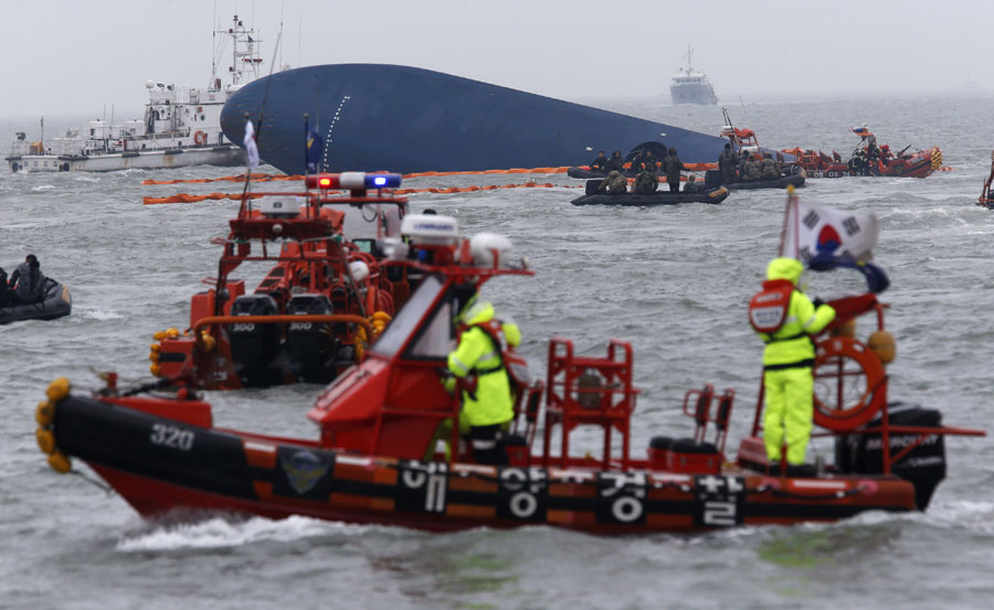 Search resumes for missing passengers on S.Korea ferry