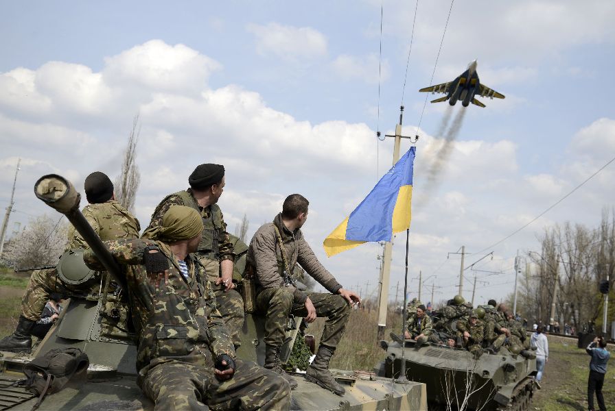 Ukrainian servicemen blocked by local residents in Kramatorsk