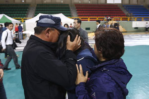 Search resumes for missing passengers on S.Korea ferry