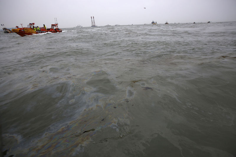 Sunken ferry relatives give DNA swabs to help identify victims