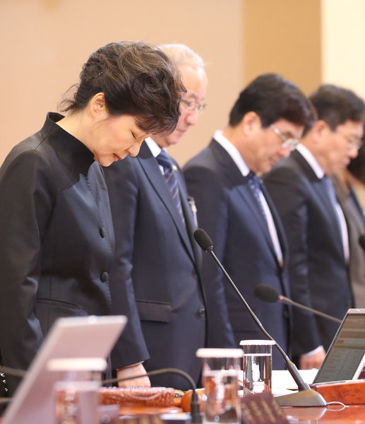 S Korean president apologizes for ferry disaster