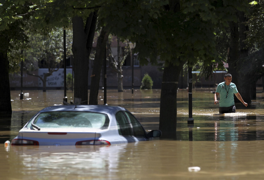 Flooding threatens Serbia power plants, 37 dead