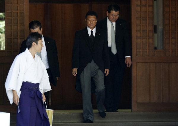 Japanese ministers visit war-linked Yasukuni Shrine