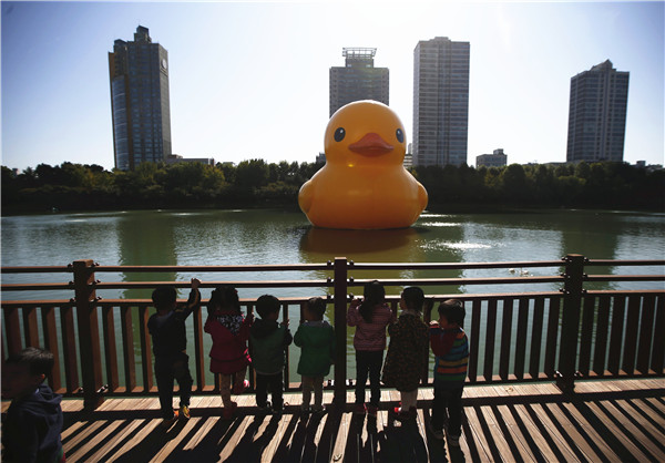 Giant Rubber Duck sails into Seoul