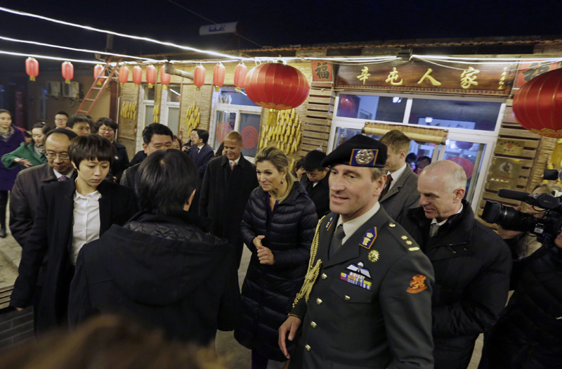 Dutch royal visits noodle restaurant in Beijing village
