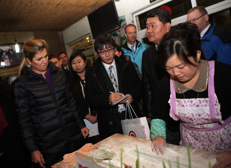 Dutch royal visits noodle restaurant in Beijing village