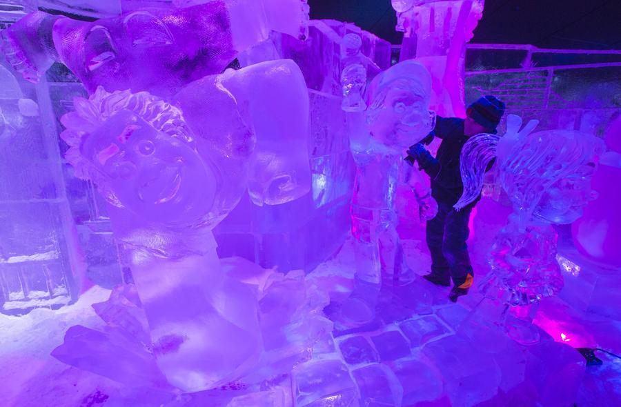 Sculptors create incredible frozen Disney characters