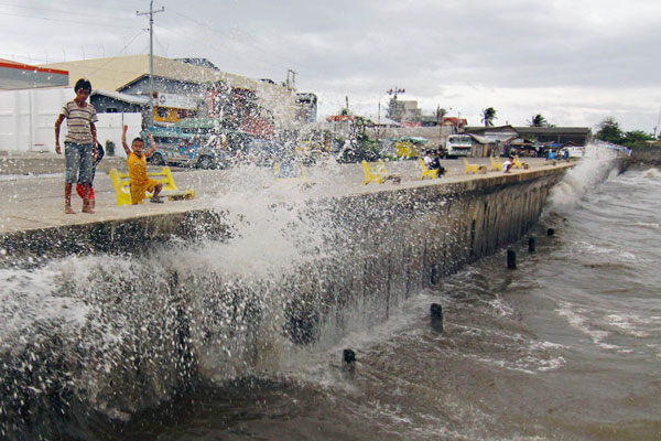 600,000 Filipinos flee as typhoon blows near