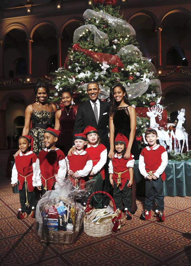 Obamas gets into holiday spirit at Christmas benefit