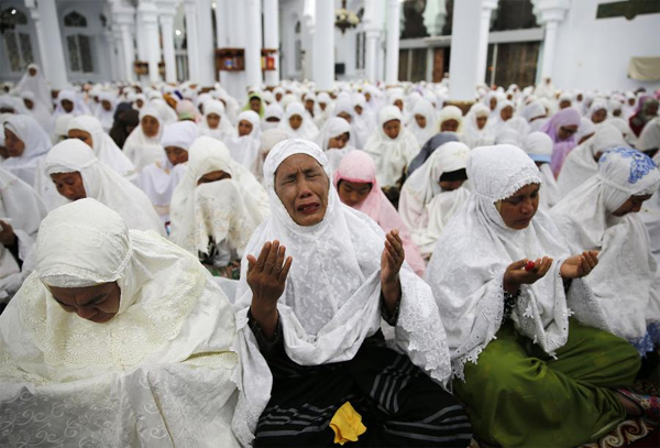 Thousands pray at Indonesian mosque that survived in tsunami