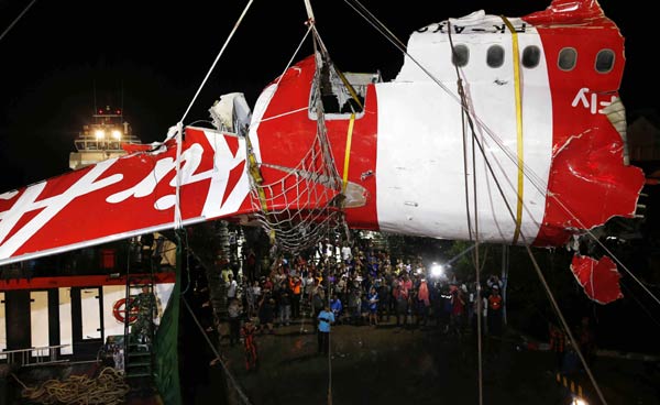 Indonesian divers launch efforts to retrieve AirAsia black boxes