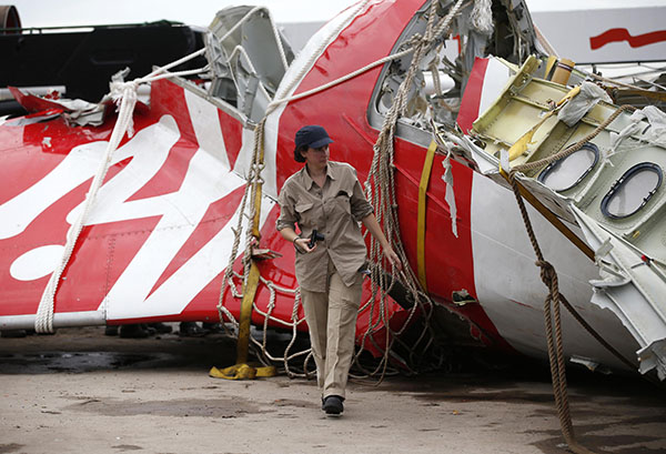 Ship finds crashed AirAsia jet's fuselage at bottom of Java Sea