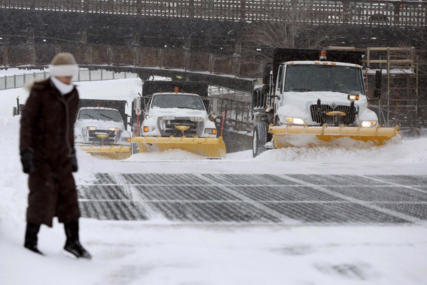 Blizzard braves NE US