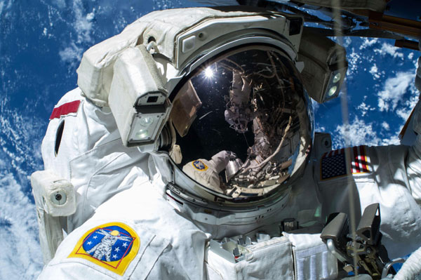 US astronauts complete second spacewalk, water reported in helmet