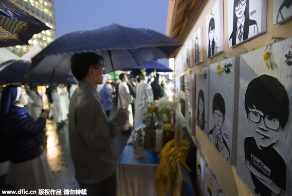 Grieving parents leave S. Korea ferry victims' rooms intact