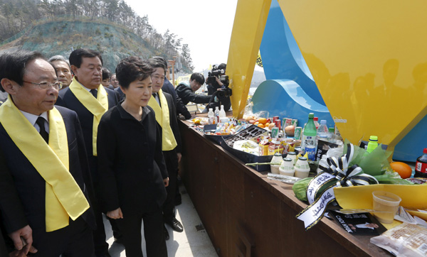 South Koreans mourn on anniversary of ferry disaster