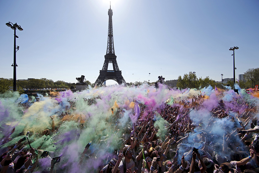 Color run illuminates Paris