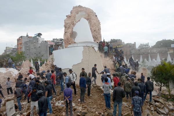 Nepalese dig with bare hands for quake survivors as toll rise