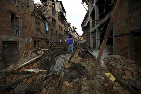 Nepal scrambles to organise quake relief, many flee capital