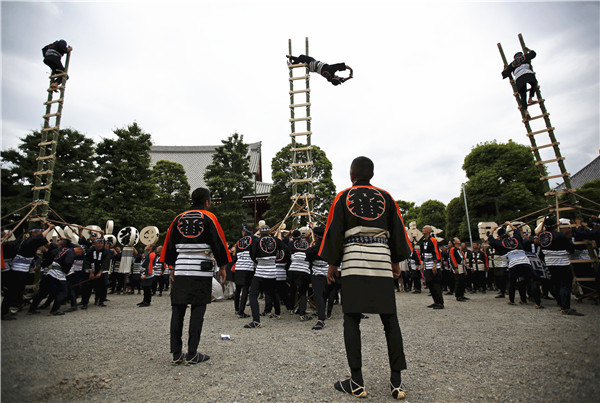 Traditional firefighters perform acrobatic stunts in Japan