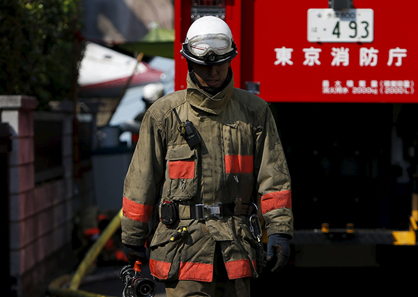 Small plane crashes in Tokyo neighborhood; 3 dead, 3 survive