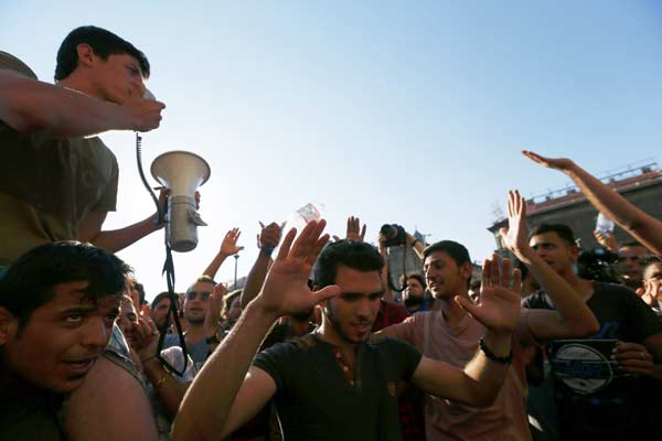 Migrant chaos at Budapest train station