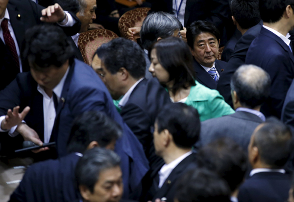 Japan's opposition lawmakers seek to delay war bill vote