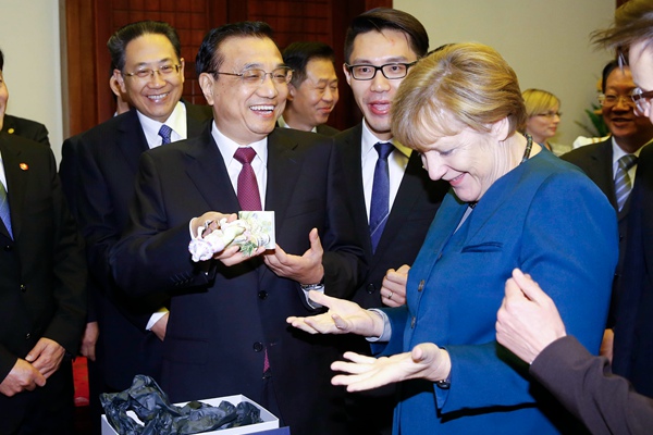 Li Keqiang treats Merkel in hometown with Anhui cuisine and local tea