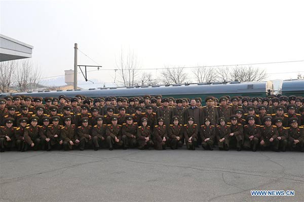 DPRK troupes arrive in China for performance