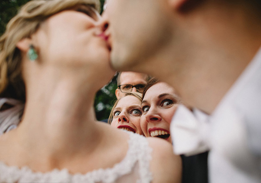 Funny wedding photos leave people with laughter