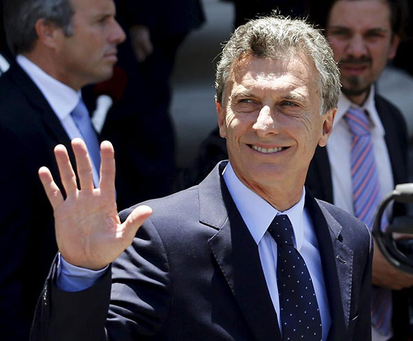 Argentina's president to meet Cameron in Davos on disputed island