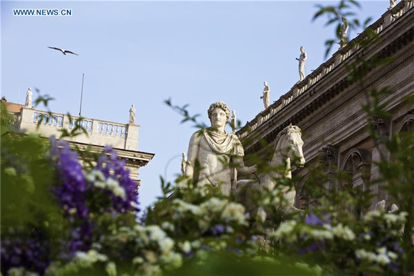Spring scenery attracts tourists in Rome