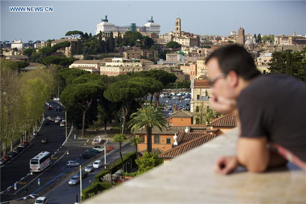 Spring scenery attracts tourists in Rome