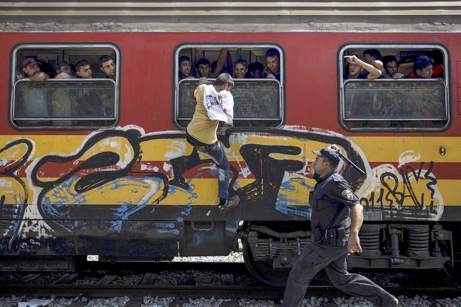 Reuters' Pulitzer-winning photos of migrant crisis in Europe