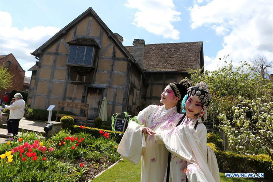 Thousands honor Shakespeare on 400th anniversary of his death