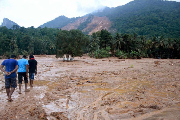 Over 200 families feared buried by mudslides in Sri Lanka