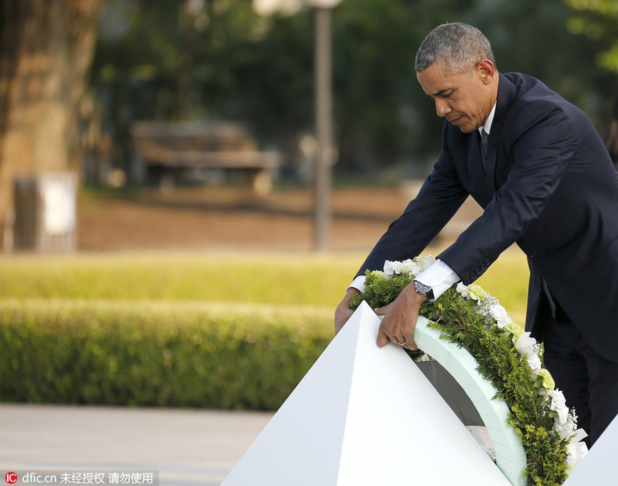 Obama lays wreath at Hiroshima peace park on historic visit