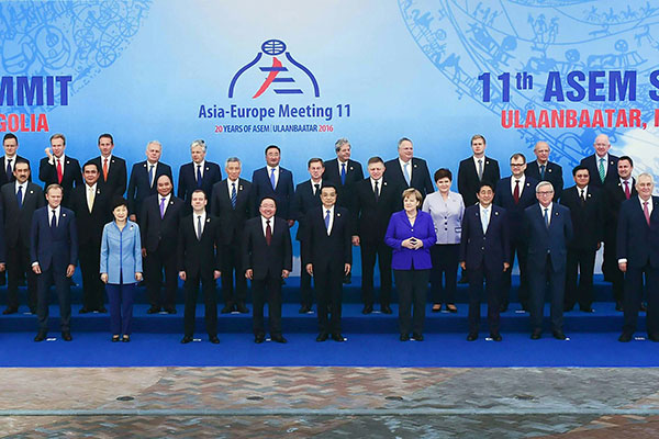 Premier Li takes group photo with leaders at ASEM summit