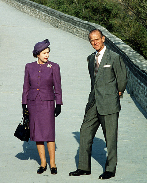 Display of queen's wardrobe includes outfit she wore at Great Wall in 1986