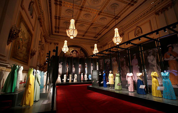 Display of queen's wardrobe includes outfit she wore at Great Wall in 1986