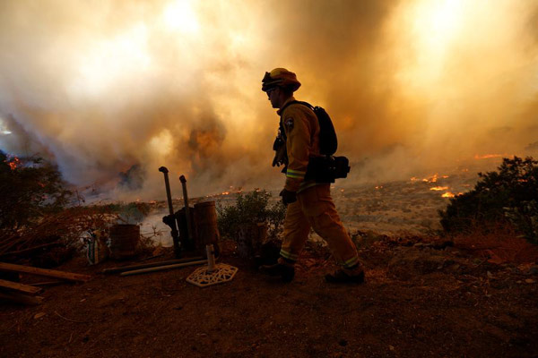 Southern California wildfire rages unchecked after evacuations