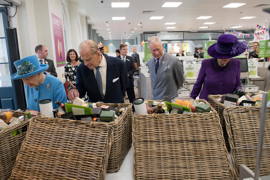 Queen Elizabeth visits new town Poundbury[2]- Chinadaily.com.cn