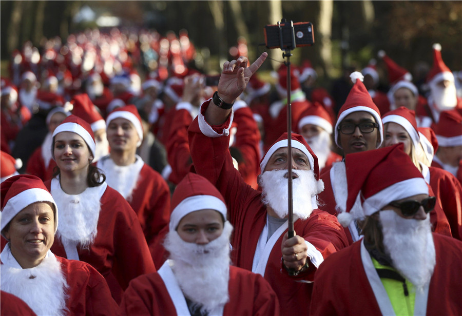 Thousands take part in Santa Run in London