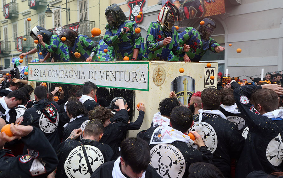 Italian town's carnival: The battle of oranges