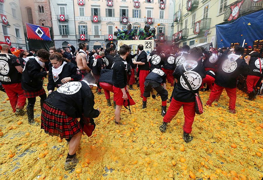 Italian town's carnival: The battle of oranges