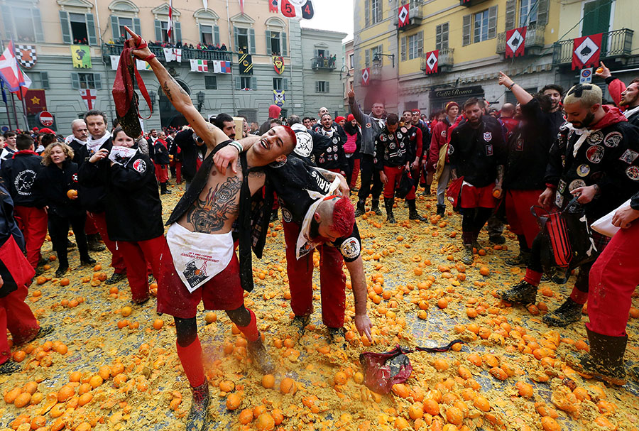 Italian town's carnival: The battle of oranges
